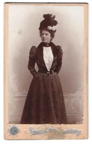 Fotografie A. Jandorf, Berlin, Belle-Alliance-Str. 1, Dame in eleganter Garderobe, 1899