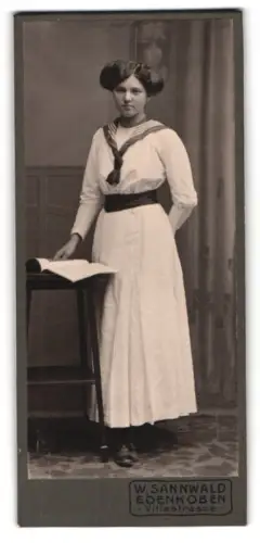 Fotografie W. Sannwald, Edenkoben, Villastrasse, Portrait der jungen Frau Anna