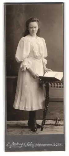 Fotografie L. Stüting & Sohn, Bonn, Portrait der junge Dame Theodora Baum