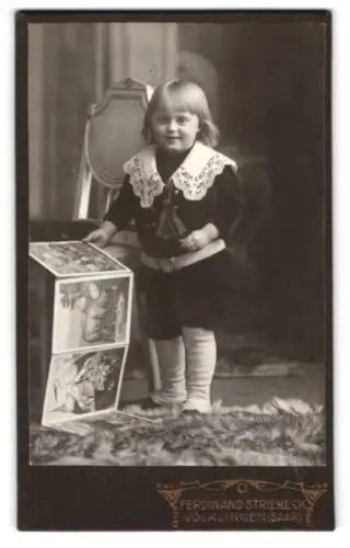 Fotografie Ferdinand Striebeck, Völklingen /Saar, Kind mit Spielzeug