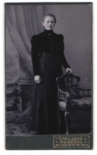 Fotografie Carl Loos, Weidenau, Wilhelmstr. 79/2, Anna Schneider neben einem Stuhl