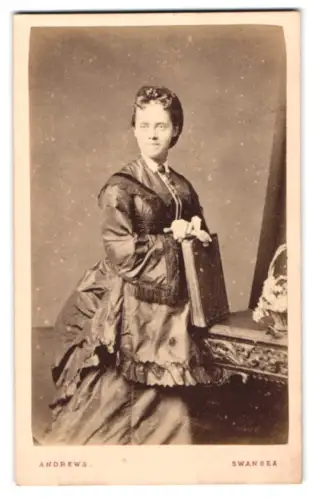 Fotografie Andrews, Swansea, Wind Street, Frau Goldman mit Buch an Tisch