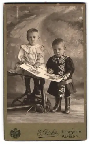 Fotografie E. Dirks, Hildesheim, Alfeld, Margot und Fritz in festlicher Kleidung mit Buch