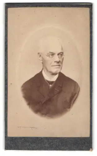 Fotografie unbekannter Fotograf und Ort, Porträt eines älteren Mannes mit Brille