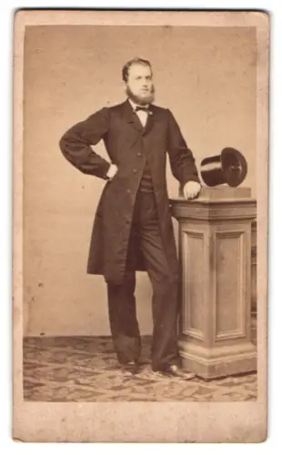 Fotografie unbekannter Fotograf und Ort, Gustav Bosch Anzug mit Zylinder