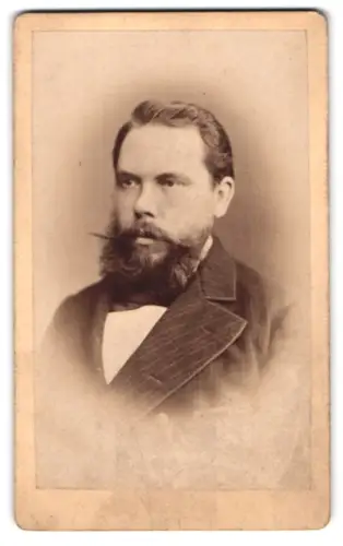 Fotografie W. Rudolph, Darmstadt, Bleichstrasse 9, G. Pichert mit Bart im Jahr 1880