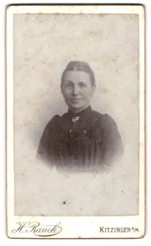 Fotografie H. Ranck, Kitzingen, Bahnhofstrasse, Porträt einer Dame