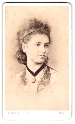 Fotografie C. Berger, Ulm, Frau Deffner mit Haarband