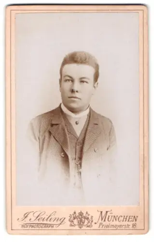 Fotografie J. Seiling, München, Prielmayerstr. 18, Porträt eines jungen Mannes