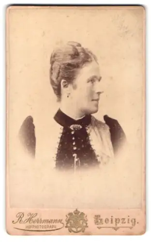 Fotografie R. Herrmann, Leipzig, Clara Zacharias im Profil, Juli 1900