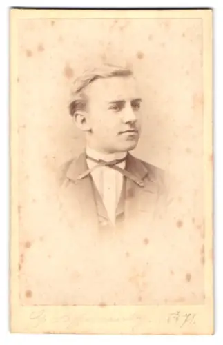 Fotografie Robert Roesler, Stockholm, Stora Nygatan 38, Porträt eines jungen Mannes im Jahr 1871