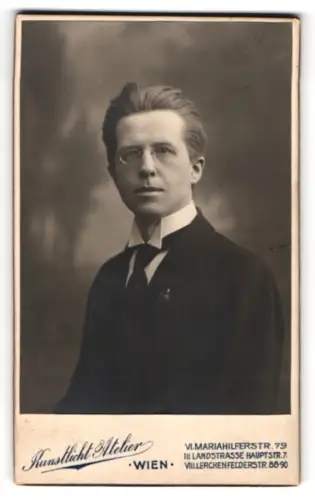 Fotografie Kunstlicht Atelier, Wien, Mariahilferstr. 79, Portrait eines eleganten Herrn im April 1915