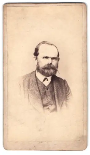 Fotografie unbekannter Fotograf und Ort, Porträt von Director Fiedler