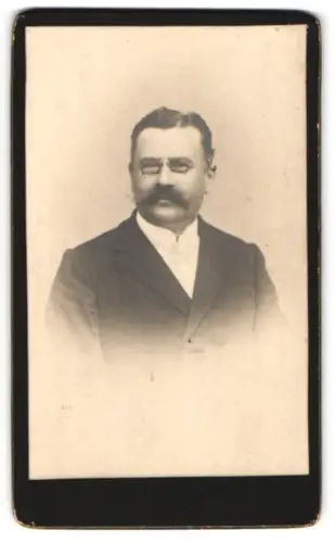 Fotografie unbekannter Fotograf und Ort, Porträt von Herr Kiepner mit Schnurrbart