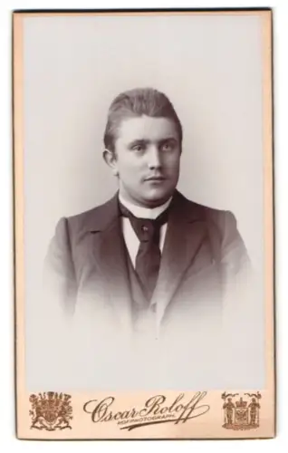 Fotografie Oscar Roloff, Berlin, Jerusalemer Str. 59, Porträt von O. Bosse im Anzug 1899