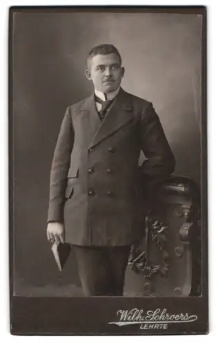Fotografie Wilh. Schröers, Lehrte, Detlev mit Buch