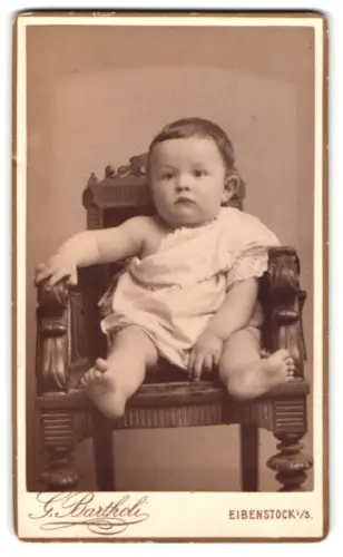 Fotografie G. Bartholi, Eibenstock, Kleinkind Paul Fritz auf kunstvollem Stuhl