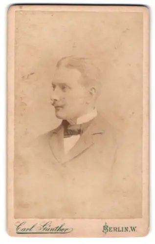 Fotografie Carl Günther, Berlin, Behrenstrasse 24, Porträt eines eleganten Herrn im Anzug, Schwarzbach 1899