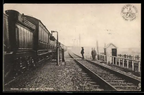 AK Picking up mail bags at full speed, englische Eisenbahn