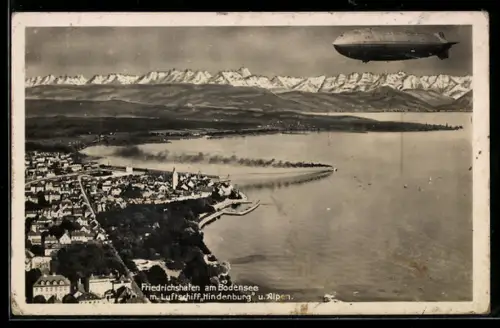 AK Friedrichshafen a. Bodensee, Luftbild mit Zeppelin Hindenburg und Alpen