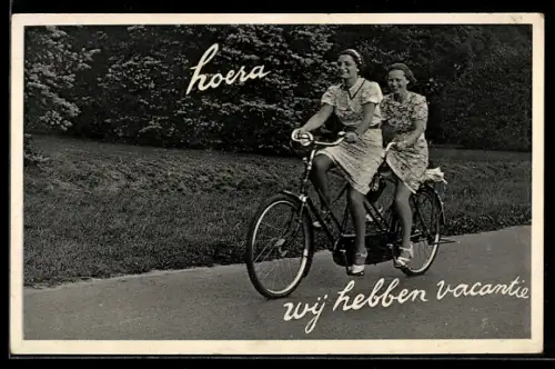 AK Zwei Frauen fahren mit Tandem-Fahrrad