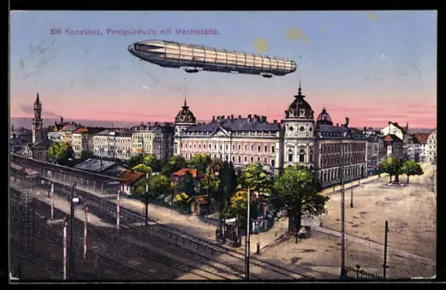 AK Konstanz, Zeppelin im Fluge über dem Postgebäude mit Marktstätte