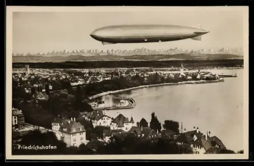 AK Friedrichshafen am Bodensee, Zeppelin über der Hafenstadt