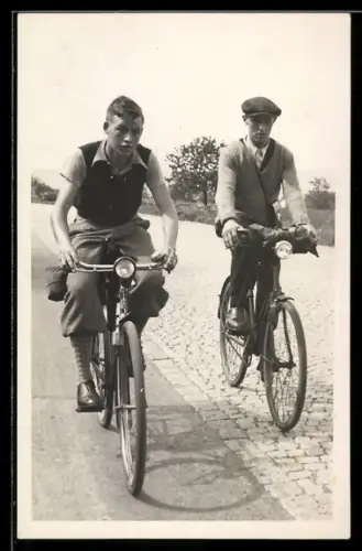 Foto-AK Zwei junge Männer bei einer Fahrradtour im August 1934