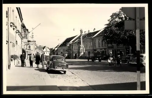 AK Eisenstadt, Strassenpartie mit Säule und Autos