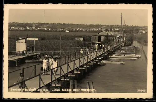 AK Neusiedl am See, Steg mit Spaziergängern und Ruderbooten