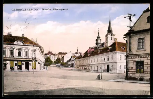 AK Oberhollabrunn, Theodor Körnergasse, Strassenansicht mit Apotheke und Kirche