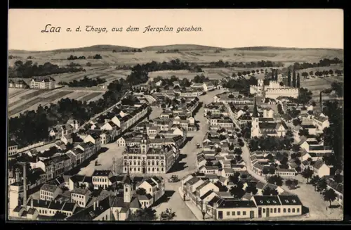 AK Laa a. d. Thaya, Luftaufnahme mit Ortspanorama und Kirchtürmen