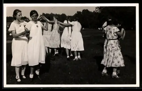 Foto-AK Junge Frauen beim Tanzen im Freien