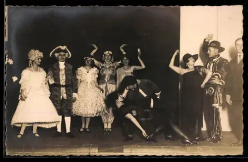 Foto-AK Paar tanzt auf einer Faschingsfeier