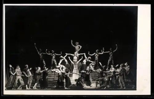 Foto-AK Salzburg, Tanz-Mysterien-Spiel im Festspielhaus 1932, Bühnenszene