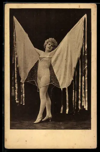 AK Junge Frau bei einem Tanzauftritt