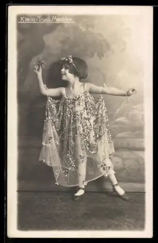 AK Künstlerin Trudi Mechler im Gewand