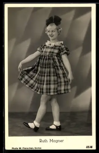 AK Tänzerin Ruth Magner im karierten Kleid