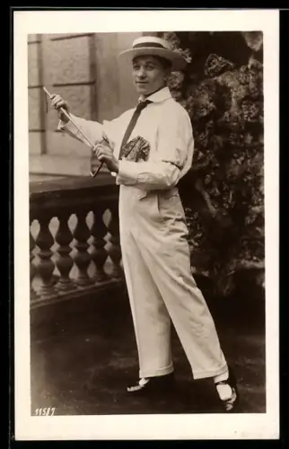 AK Junger Tänzer mit Stock in Pose