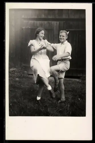 Foto-AK Junges Pärchen tanzt auf der Wiese, 1934