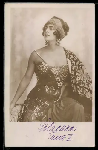 AK Silacara im Tanzkostüm