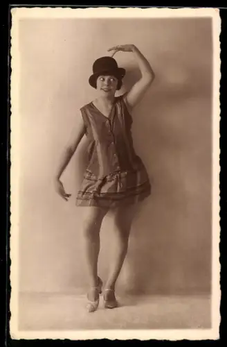 Foto-AK Tänzerin im kurzen Kleid