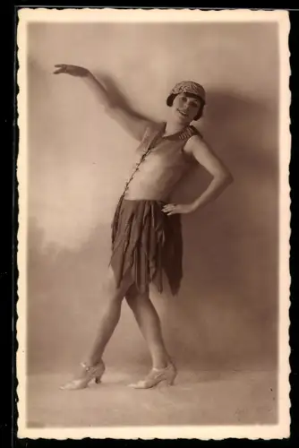 Foto-AK Junge Tänzerin in Pose
