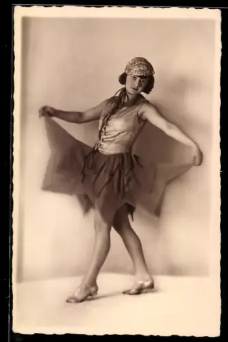 Foto-AK Junge Tänzerin im Sternenrock