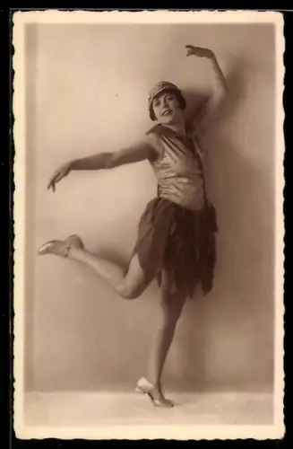 Foto-AK Junge Tänzerin in Pose