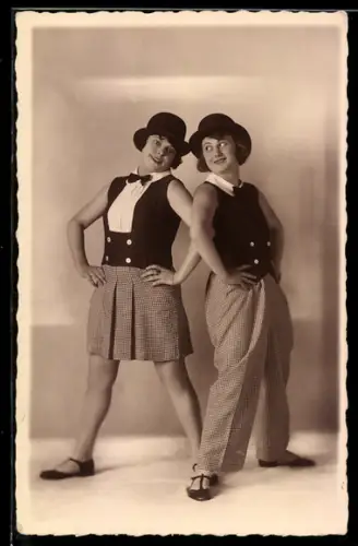 Foto-AK Zwei junge Frauen beim Tanz