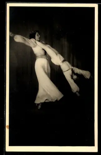 AK Zwei Tänzerinnen bei einer Figur