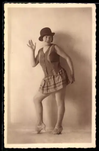 Foto-AK Junge Tänzerin im kurzen Rock
