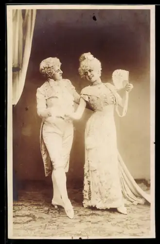 AK Junges Tanzpaar in altertümlicher Kleidung