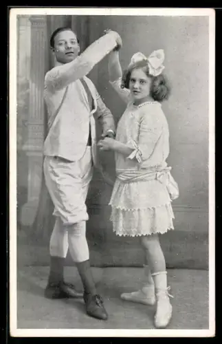 AK junges Tanzpaar zeigt eine Probe ihres Könnens